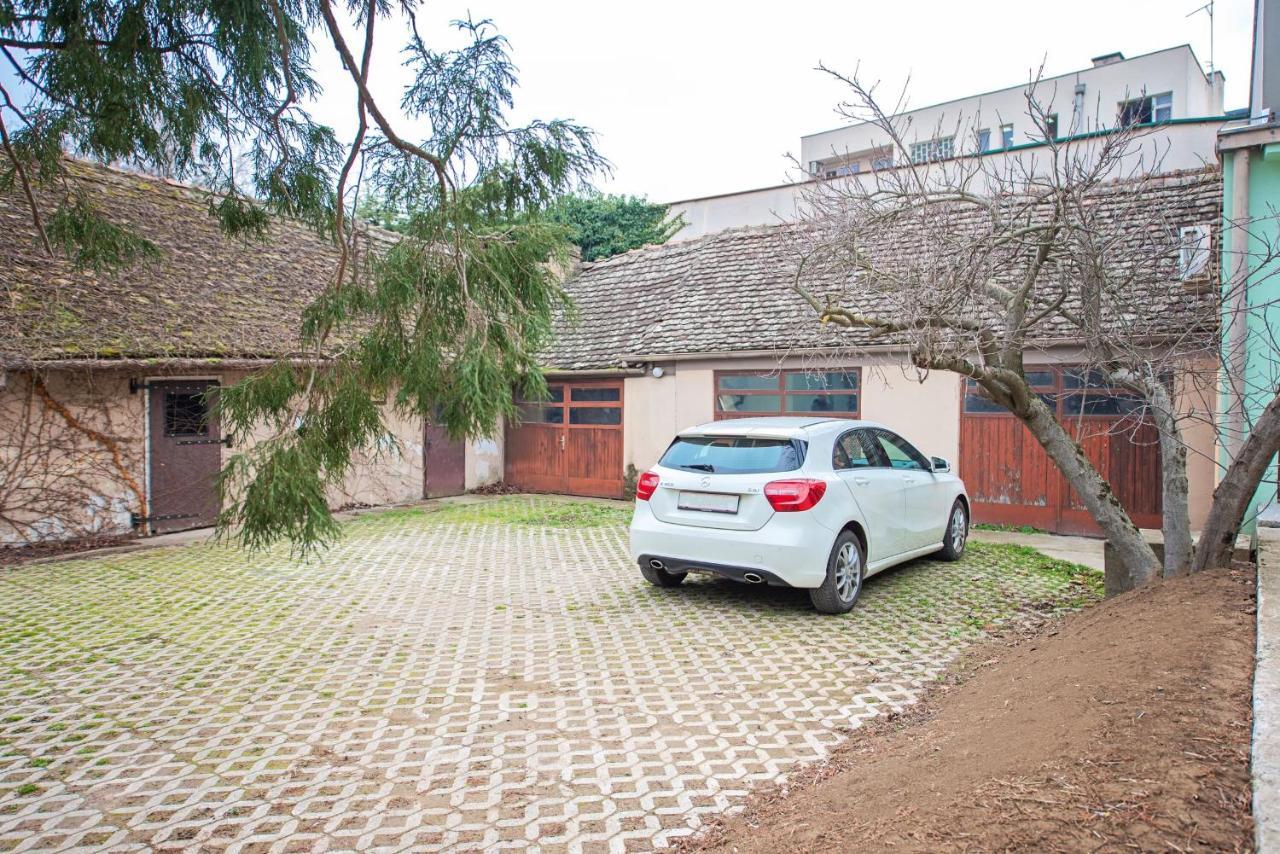 Pb Urban Garden Stay With Secured Parking Sremska Mitrovica Eksteriør billede